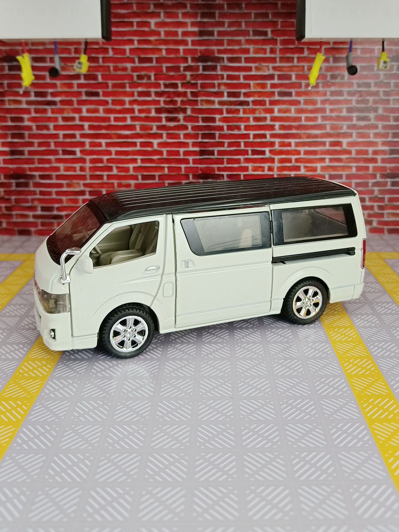 Decor Lighting Returns - Модель коммерческого автомобиля Toyota Hiace из